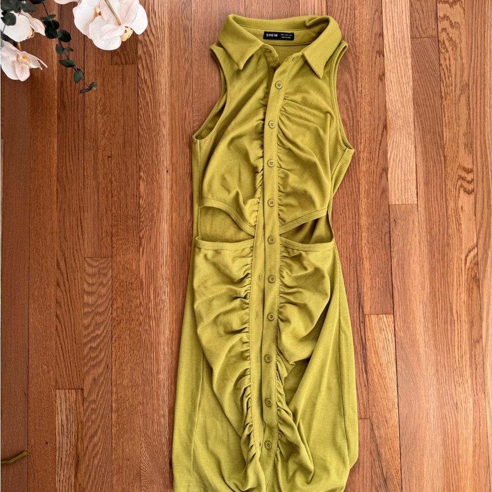 Green Sleeveless Button-Up Dress